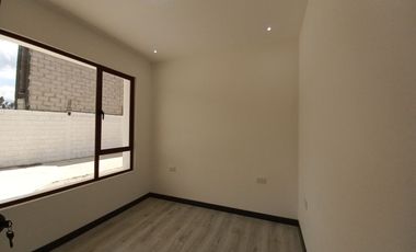 CASA EN VENTA DE TRES PISOS POR ESTRENAR CON SUITE INDEPENDIENTE, SECTOR CONTROL SUR