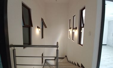 CASA EN VENTA DE TRES PISOS POR ESTRENAR CON SUITE INDEPENDIENTE, SECTOR CONTROL SUR