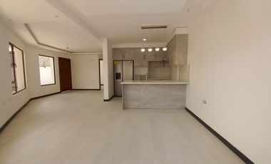 CASA EN VENTA DE TRES PISOS POR ESTRENAR CON SUITE INDEPENDIENTE, SECTOR CONTROL SUR