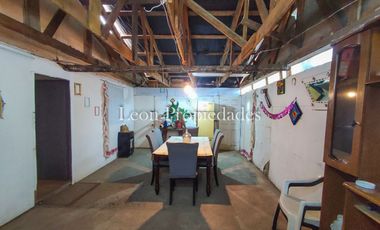 León propiedades vende casa en Curacaví Centro.