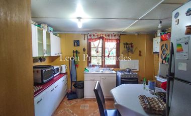 León propiedades vende casa en Curacaví Centro.