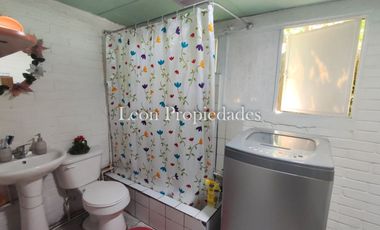 León propiedades vende casa en Curacaví Centro.