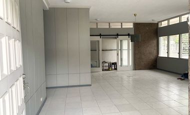 CLASSIC 2-STOREY, 4-BEDROOM HOUSE WITH PARKING FOR RENT IN WHITE PLAINS