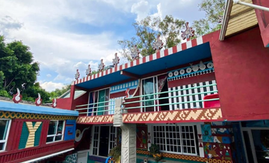 Casa extravagante en venta a un par de cuadras del centro de Tepotzotlán.