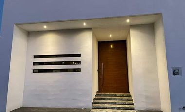 Casa en venta con Alberca en Fracc. Privado El Secreto