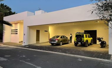 Casa en venta con Alberca en Fracc. Privado El Secreto