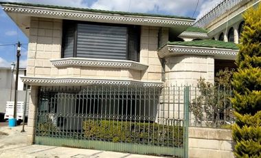 Sobria y elegante casa con mucha madera, excelente ubicacion en privada,