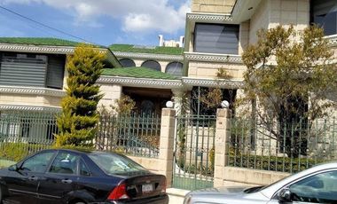 Sobria y elegante casa con mucha madera, excelente ubicacion en privada,