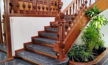 Sobria y elegante casa con mucha madera, excelente ubicacion en privada,