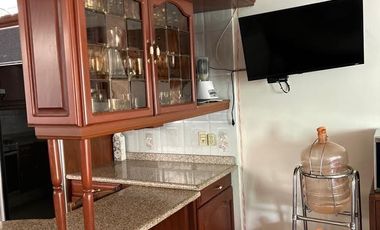 Sobria y elegante casa con mucha madera, excelente ubicacion en privada,