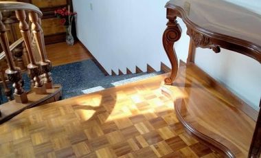 Sobria y elegante casa con mucha madera, excelente ubicacion en privada,