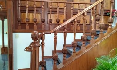 Sobria y elegante casa con mucha madera, excelente ubicacion en privada,