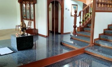 Sobria y elegante casa con mucha madera, excelente ubicacion en privada,