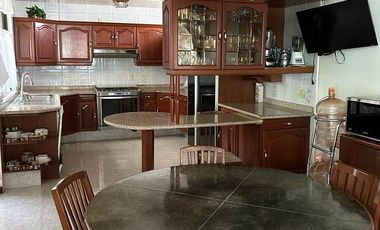 Sobria y elegante casa con mucha madera, excelente ubicacion en privada,