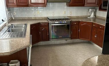 Sobria y elegante casa con mucha madera, excelente ubicacion en privada,