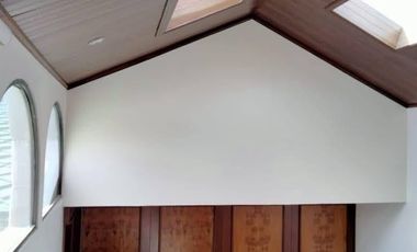 Sobria y elegante casa con mucha madera, excelente ubicacion en privada,