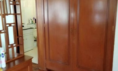 Sobria y elegante casa con mucha madera, excelente ubicacion en privada,