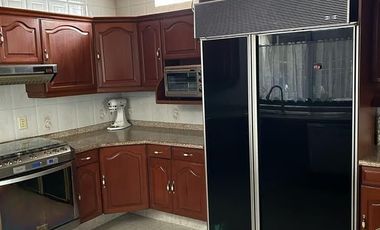 Sobria y elegante casa con mucha madera, excelente ubicacion en privada,