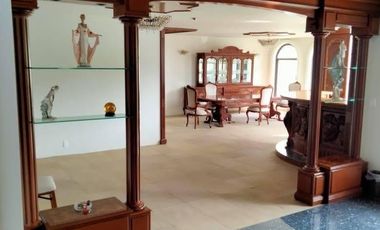 Sobria y elegante casa con mucha madera, excelente ubicacion en privada,