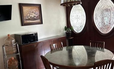 Sobria y elegante casa con mucha madera, excelente ubicacion en privada,