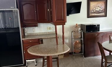 Sobria y elegante casa con mucha madera, excelente ubicacion en privada,