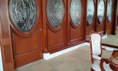 Sobria y elegante casa con mucha madera, excelente ubicacion en privada,