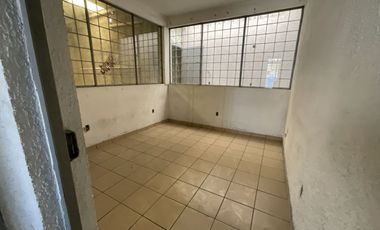 Bodega en renta 35 metros de frete sobre av. I Madero Poniente salida Quiroga