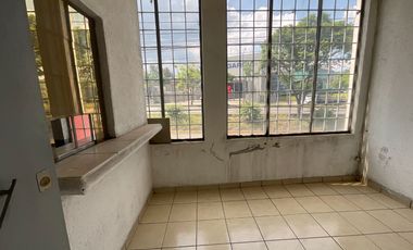 Bodega en renta 35 metros de frete sobre av. I Madero Poniente salida Quiroga