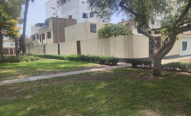 VENTA CASA COMO TERRENO FRENTE A PARQUE SURQUILLO