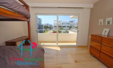 Departamento en condominio con club de playa. Terraza con vista a la alberca