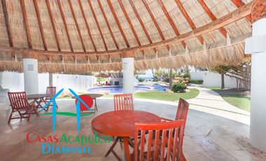 Departamento en condominio con club de playa. Terraza con vista a la alberca