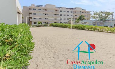 Departamento en condominio con club de playa. Terraza con vista a la alberca