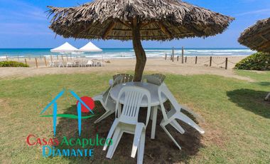 Departamento en condominio con club de playa. Terraza con vista a la alberca