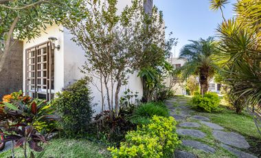 CASA EN VENTA A 15 MINUTOS DE CUERNAVACA, MORELOS. DOS ALBERCAS, 3 RECÁMARAS, AMENIDADES.
