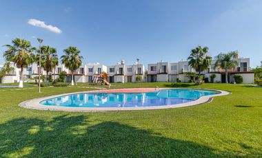 CASA EN VENTA A 15 MINUTOS DE CUERNAVACA, MORELOS. DOS ALBERCAS, 3 RECÁMARAS, AMENIDADES.