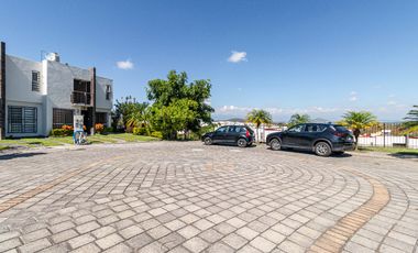 CASA EN VENTA A 15 MINUTOS DE CUERNAVACA, MORELOS. DOS ALBERCAS, 3 RECÁMARAS, AMENIDADES.