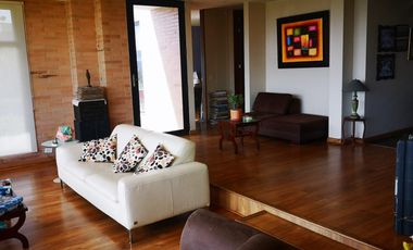 Venta Amplia Casa con 4 Habitaciones y Cuarto de Servicio: Hermosa Vista