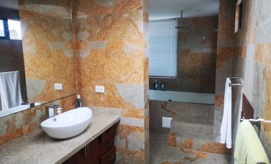 Venta Amplia Casa con 4 Habitaciones y Cuarto de Servicio: Hermosa Vista