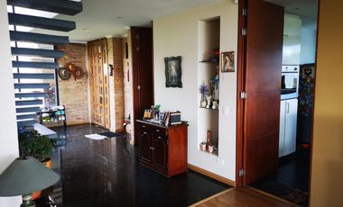 Venta Amplia Casa con 4 Habitaciones y Cuarto de Servicio: Hermosa Vista