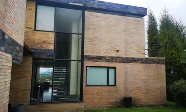 Venta Amplia Casa con 4 Habitaciones y Cuarto de Servicio: Hermosa Vista