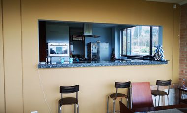 Venta Amplia Casa con 4 Habitaciones y Cuarto de Servicio: Hermosa Vista