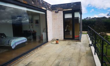 Venta Amplia Casa con 4 Habitaciones y Cuarto de Servicio: Hermosa Vista