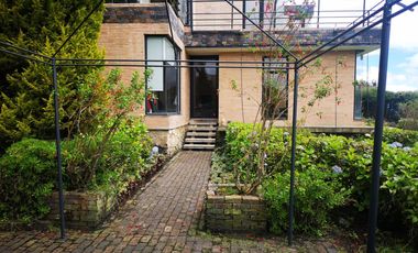 Venta Amplia Casa con 4 Habitaciones y Cuarto de Servicio: Hermosa Vista