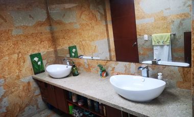 Venta Amplia Casa con 4 Habitaciones y Cuarto de Servicio: Hermosa Vista
