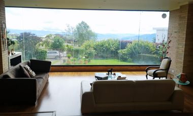 Venta Amplia Casa con 4 Habitaciones y Cuarto de Servicio: Hermosa Vista