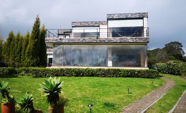 Venta Amplia Casa con 4 Habitaciones y Cuarto de Servicio: Hermosa Vista