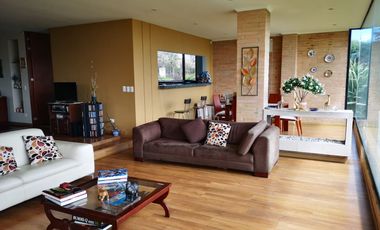 Venta Amplia Casa con 4 Habitaciones y Cuarto de Servicio: Hermosa Vista