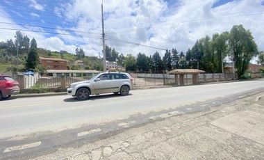 Terreno comercial en alquiler 2.497m2T Panamericana Norte, frente al Cuartel Dávalos Cuenca