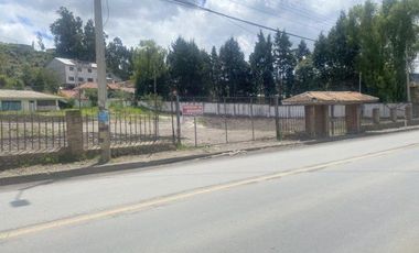 Terreno comercial en alquiler 2.497m2T Panamericana Norte, frente al Cuartel Dávalos Cuenca