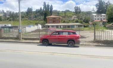 Terreno comercial en alquiler 2.497m2T Panamericana Norte, frente al Cuartel Dávalos Cuenca